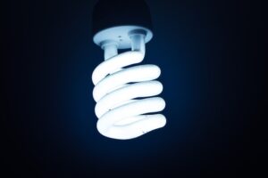 Read more about the article Welche Vorteile haben LED-Scheinwerfer im Vergleich zu herkömmlichen Lichtern?